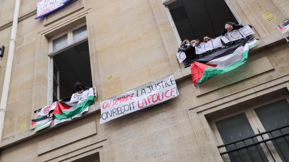 Paris’teki Siyasal Bilimler Enstitüsü’nde öğrenciler filistin için binayı işgal etti